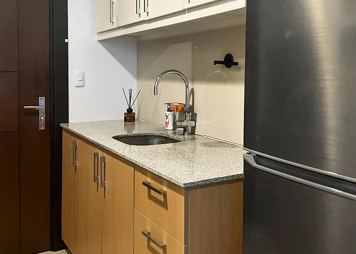 Modern 1br Bgc Uptown View Manila